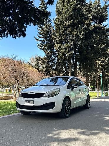 Kia Rio: 1.4 l | 2013 il Sedan