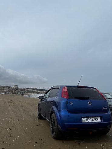 on lip universal: Fiat Grande Punto – mavi rəngli, 5 qapılı hetçbek. kondisaner sukanin — 2
