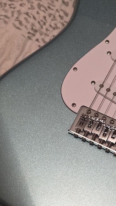 gitara temiri: Smiger L-G2. renfi çox gozeldir, göy rengdir, parıltılıdır — 5