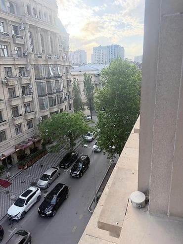 lenkeranda satisda olan evler: Mənzil Nərimanov rayonu, Heydər Əliyev prospekti, saat olan bina ilə — 9