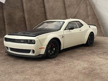 Metal Dodge Challenger SRT - Korpus: ağ rəng, qara kapot və dam — 5