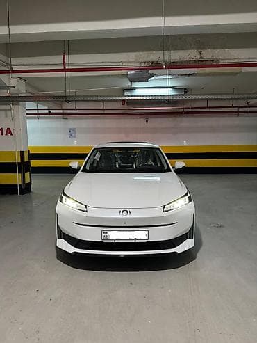 Ağ rəngli elektrik sedan Xüsusiyyətlər: - Tam elektrikli ötürmə;