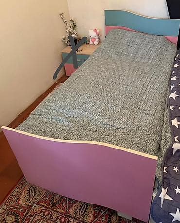 usag ucun: Kitab dolabı, iki çarpayı satılır. Dolabın qiyməti 80 azn İki çarpayı — 2