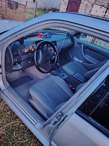 prius qapi: Model: Mercedes-Benz C-sinfi sedan (W202) Kuzov: 4 qapı, gümüşü rəng — 5