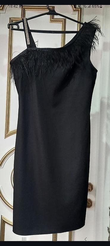 Qara kokteyl donu — asimmetrik bir çiyinli dizayn. - Model: qolsuz — 2