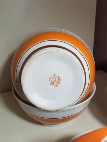 ikinci el ıran peci: Sovet dövrünə aid qədim farfor qablar dəsti. Tərkibi: - 2 ədəd desert — 3