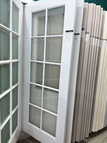otağ qapısı: Ağ rəngdə, düzbucaqlı formalı, şüşəli panellərdən ibarət qapı. Bu — 1