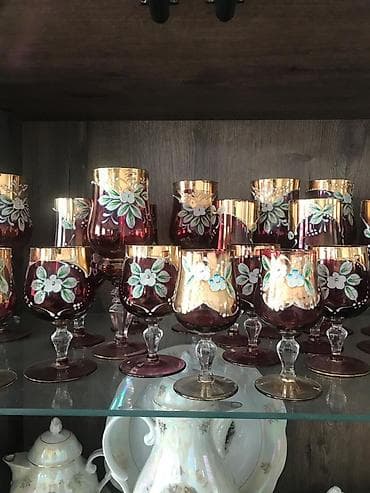 Qırmızı-bənövşəyi tonlarda, qızılı haşiyəli dekorativ şüşə qədəh və lalafo.az -da Qırmızı-bənövşəyi tonlarda, qızılı haşiyəli dekorativ şüşə qədəh və