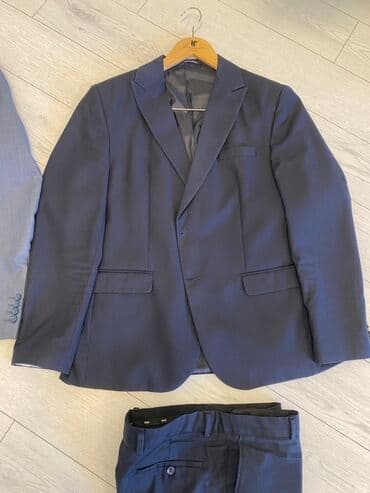 kişi ucun klassik qara kostyum: Şəkillərdə iki kişi kostyumu təqdim olunur. Biri boz rəngdə, digəri — 3