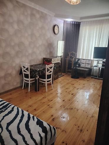 hovsanda heyet evler: Həyət evi – 1 mərtəbəli, həyəti tametlə döşənmiş, darvazadan — 9