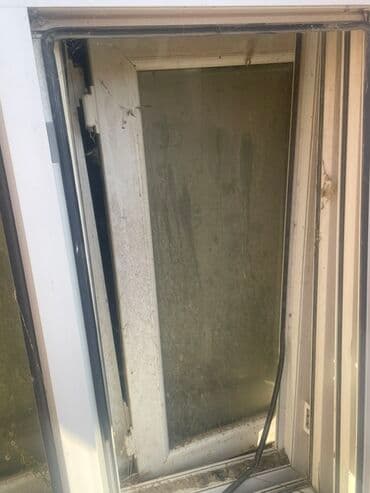 sendvic panel satilir: Ağ rəngli plastik pəncərə, iki şüşəli konstruksiyaya malikdir. Üst — 4