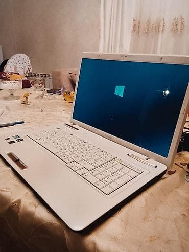 Toshiba Satellite noutbuku – ağ korpus, tam ölçülü klaviatura və