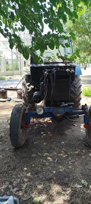 lider disk type 0: MTS-80 tipli mavi traktor və arxasında qoşulan diskli otbiçən (4 — 4