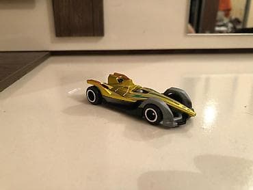 kinder joy stranger: Qızılı rəngli mini yarış maşını oyuncağı - Model: futuristik Formula — 6
