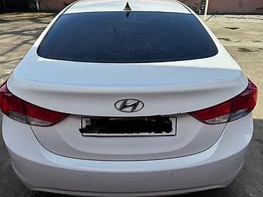 Hyundai Elantra sedan – ağ rəngdə, aerodinamik kuzov və LED ön/arka — 7