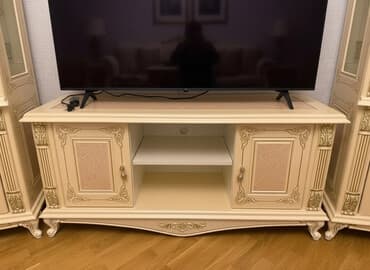 Klassik dəst: vitrin şkafları və TV stendi - Üslub: klassik/rokoko