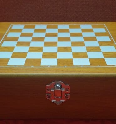 gitara qabi: İçki qabı dəsti şahmat lövhəsi ilə birlikdə satılır. Üzərində Alov — 3