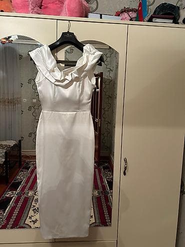 Ağ rəngli zərif ziyafət/gecə donu - Model: dar siluetli, dizdən aşağı