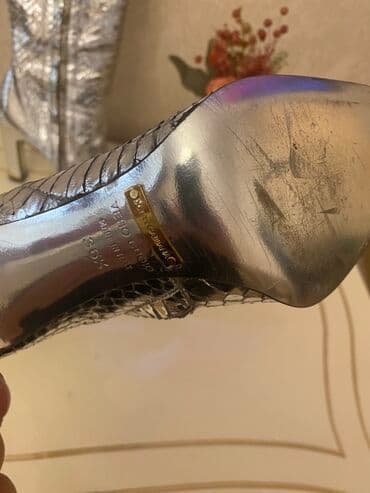 sapacki sekilleri: Gümüşü rəngli, ilan dərisi naxışlı dizə qədər qadın çəkmələri. - — 1