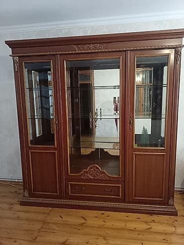 Klassik üslubda vitrinli bufet/dolab - Material: ağac əsaslı korpus