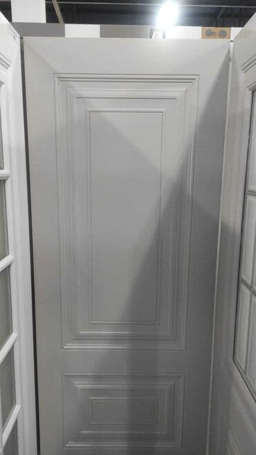 mdf qapi uzlukleri: Ağ rəngdə, klassik üslubda qapı. Panellərlə işlənmiş dizaynı otağa — 3