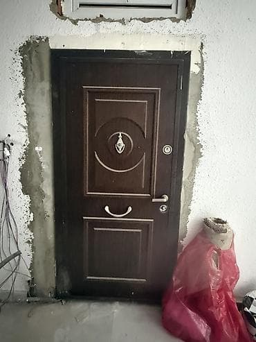 Dəmir giriş qapısı – tünd qəhvəyi ağac teksturası ilə unvan çapayev — 2