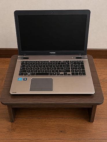oyuncu notebook: Toshiba Satellite noutbuk - Ekran: təxminən 15.6" mat panel, üst — 1