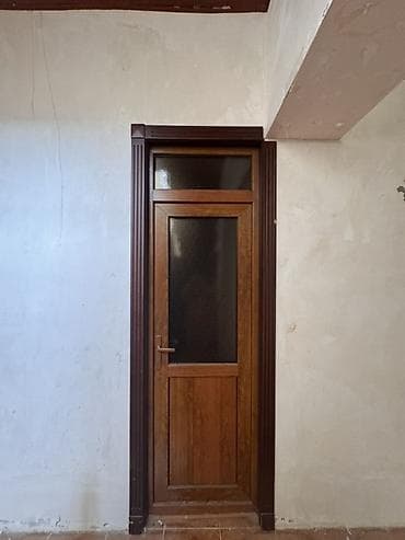 isdenmis qapilar: PVC qapı dəsti – şüşəli üst panel, taxta teksturalı rəng Ayrı ayrı — 2