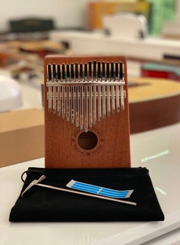 Kalimba Kalimbaları mağazaya yaxınlaşaraq daha ətraflı seçim edə