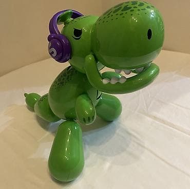 Dinozavr. Entrainerden alinib. Yeni kimidir. Her bir detali