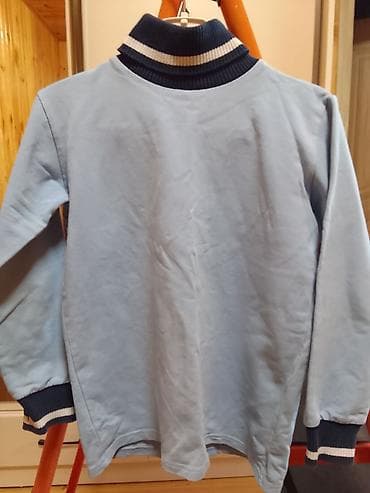 mavi mokasinlər: Uşaq sviteri – uzunqollu, açıq mavi rəngdə. - Model: boğazlı (rezinli — 1