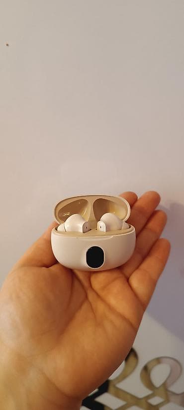 Krem-ag rengdedi.qulagcigin uzerrinde sensor idaretme var.led isigla