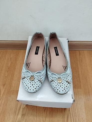 Ayaqqabı 38 razmer cemi 1 dəfə geyinilib yumuşaq ve rahat dəyərindən