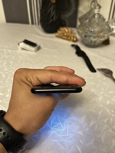 IPhone SE 2020, Qara, Barmaq izi — 4