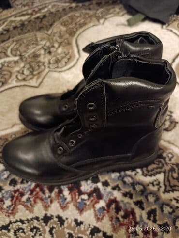 ботинки на шнурках: Qara rəngdə, bağcıqlı və zamoklu, hündürboğaz kişi botları. Dəri — 2