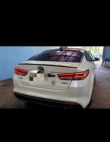 Kia K5 sedan – ağ rəng, aerodinamik kuzov və LED arxa işıqlar. GDi — 1
