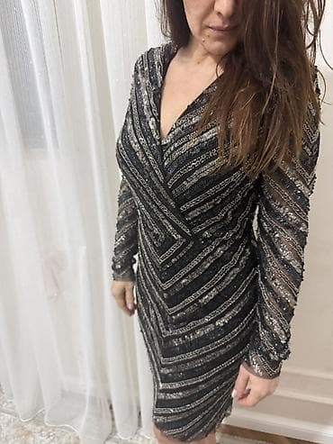 şifon don modelleri: Qara gümüşü payetli gecə geyimi - Model: Dizdən yuxarı, bədənə — 1