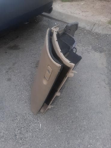 Audi üçün ehtiyat hissələri - Salon rəfi/torpedo altı sağ panel