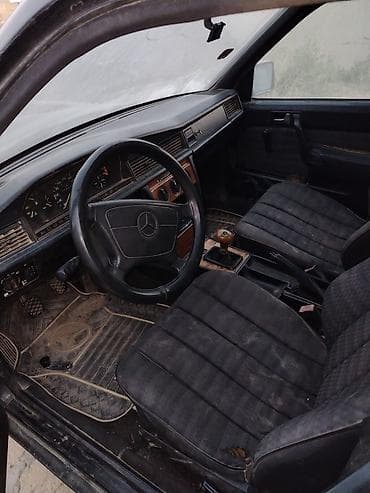 mercedes 180 b: Mercedes-Benz 190 (W201) sedan - Kuzov: 4 qapılı sedan, qara rəng - — 2