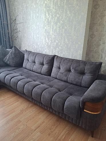 Мебель: Künc divan – yumşaq toxumalı tünd boz rəngdə, L formalı. Rahat oturuş — 6