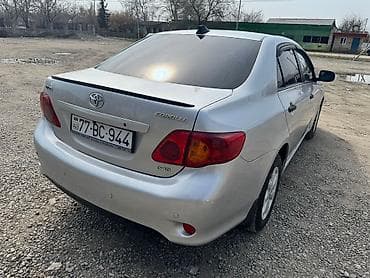 xarici masin: Toyota Corolla sedan – gümüşü rəng. - Kuzu: 4 qapı, kompakt sedan — 6