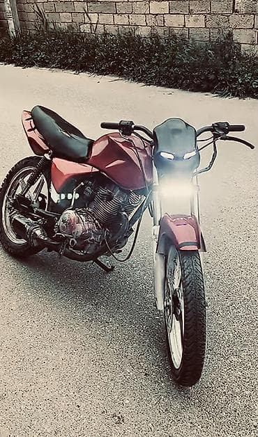 250 cc motor: Motosiklet – qırmızı rəngdə küçə/street stili. Aşağıdakı xüsusiyyətlər — 2