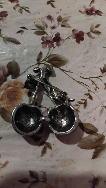 yuxuda yaxa sancağı görmək: Məhsul: Albalı motivli bross/nişan - Dizayn: İki ədəd parlaq qırmızı — 2