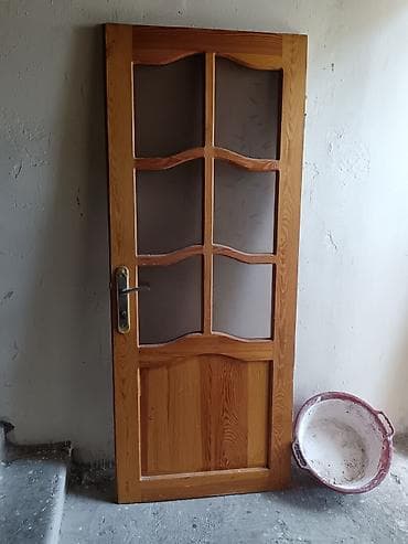 gence qapi: Şüşə panelləri olan taxta daxili qapı. Bu qapı, otaqlara təbii işıq — 4