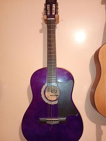 gitara satilir: Bənövşəyi rəngdə, 6 simli akustik gitara. Ön hissəsində qara rəngli — 1