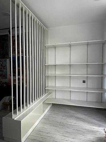 divar panelleri: Ağ rəngdə modul divar rəfi və otaq bölücü panel dəsti - Minimalist — 1