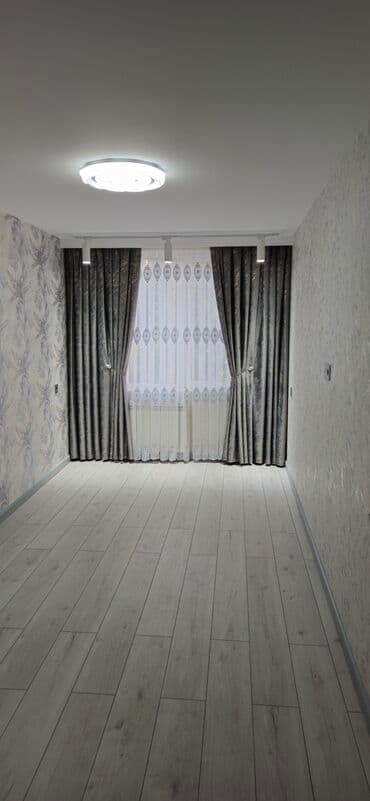 yataq otağı üçün pərdələr: Qəhvəyi rəngli qalın pərdələr və ağ rəngli şəffaf tül pərdələr otağa — 2