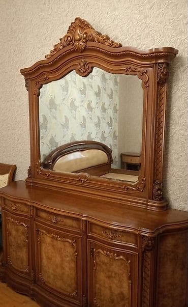 Endirim olacaq.Klassik üslubda massiv ağacdan hazırlanmış konzol güzgü