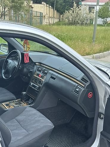 mercedes 208 d: Mercedes-Benz E-Class: 2 l | 2000 il Sedan — 4