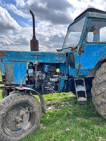 Reklam lövhələri: Məhsul: Kənd təsərrüfatı traktoru (Belarus tipli) Təsvir: - Rəng — 3